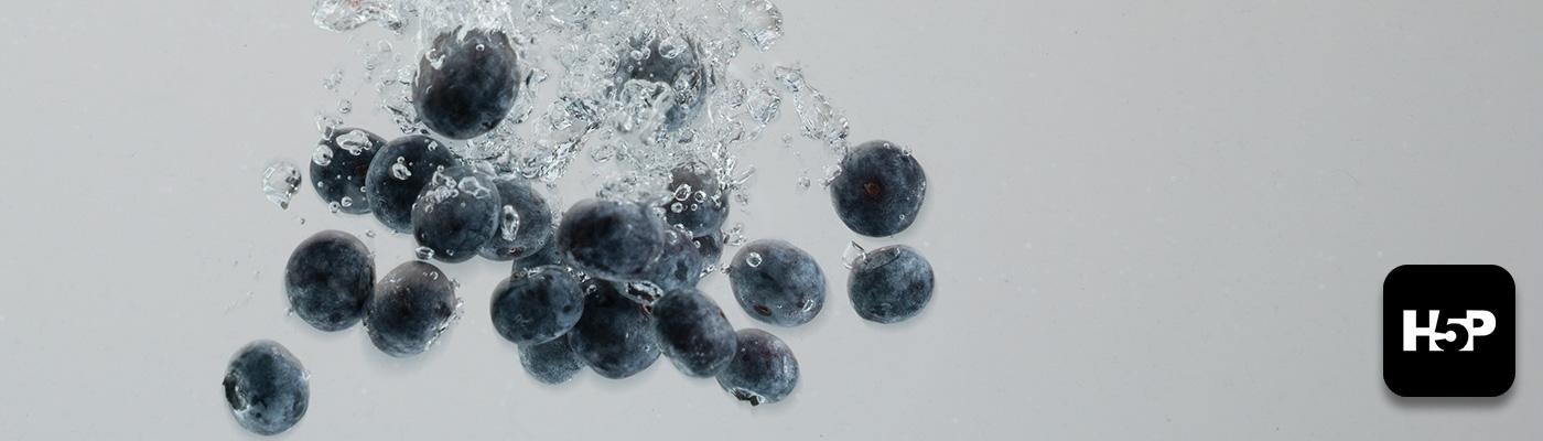 Blaubeeren im Wasser mit Learning h5p-Logo