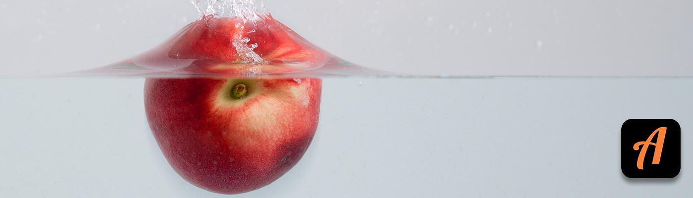 Obst fällt ins Wasser