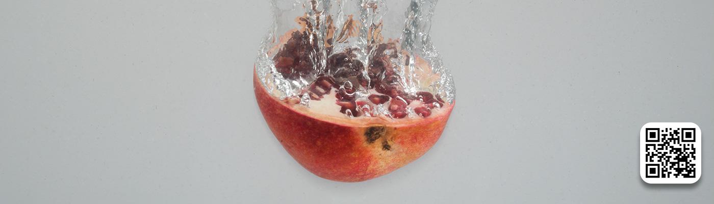 Obst fällt ins Wasser