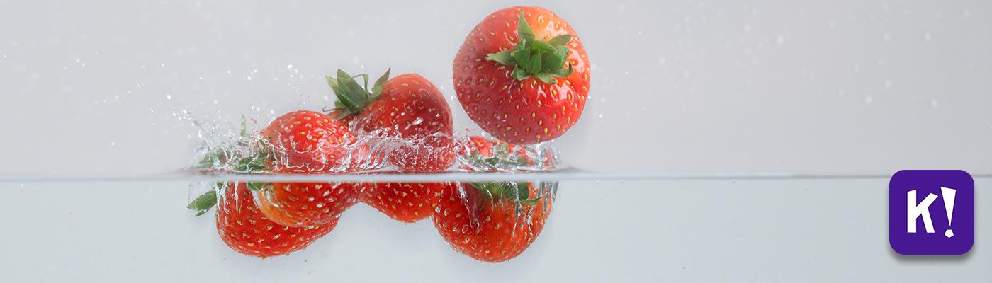 Obst fällt ins Wasser