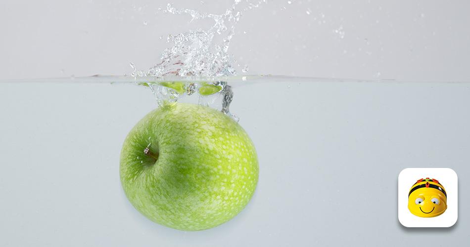 Obst fällt ins Wasser