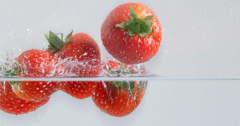 Obst fällt ins Wasser