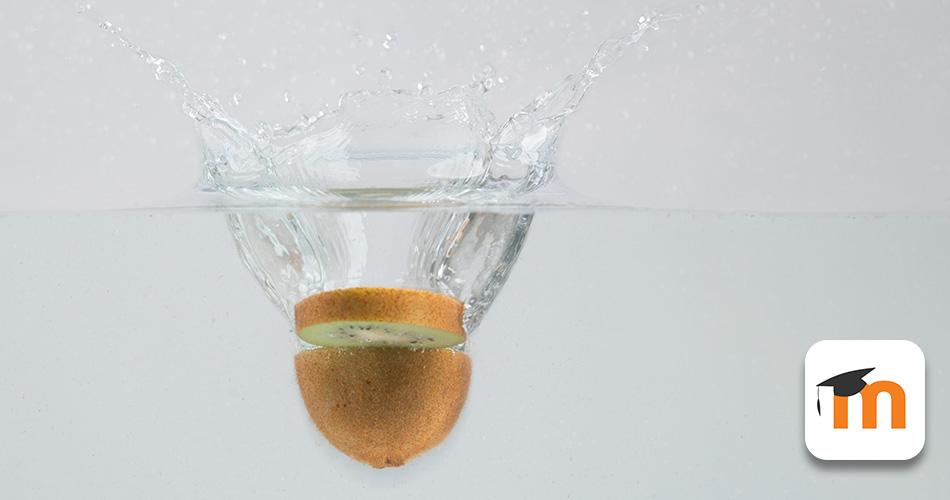 Obst fällt ins Wasser
