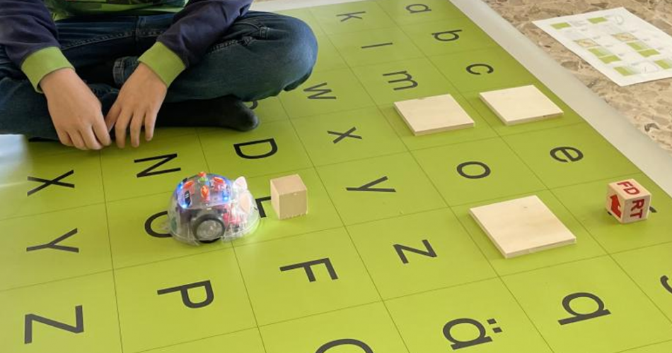 Schüler:innen arbeiten mit den BlueBots