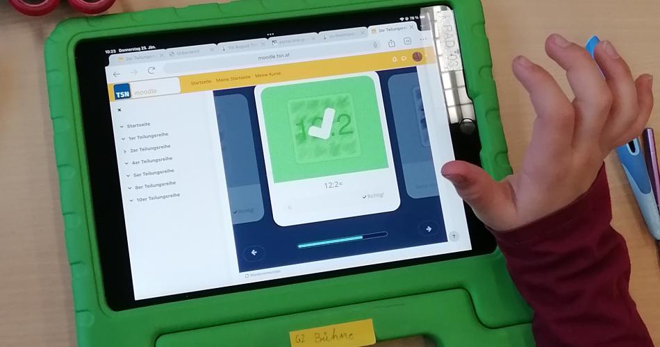 Schüler:innen arbeiten am iPad in TSnmoodle