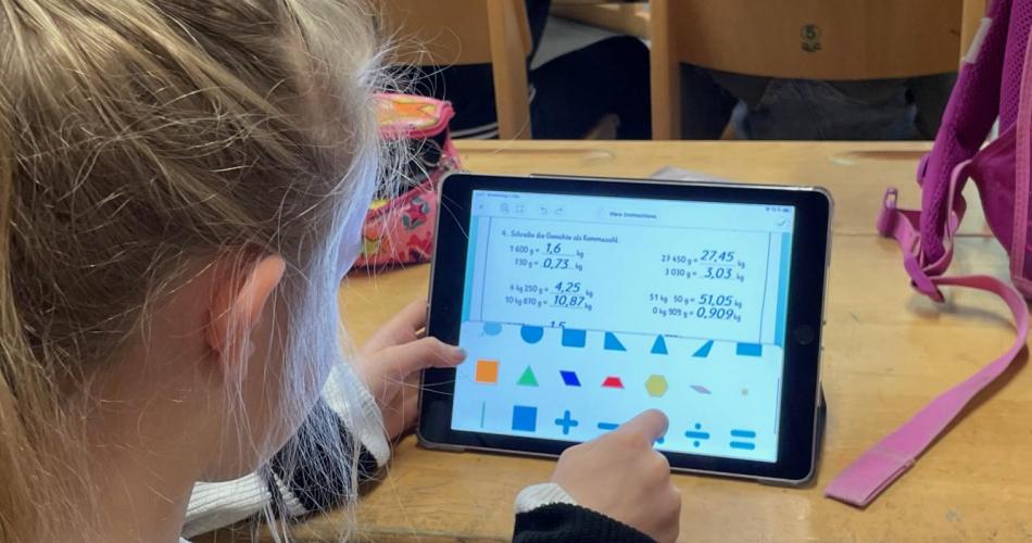 Schülerin arbeitet am iPad
