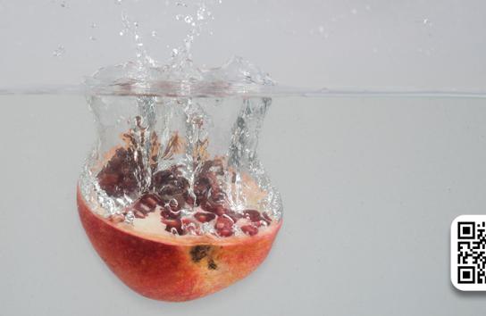 Obst fällt ins Wasser